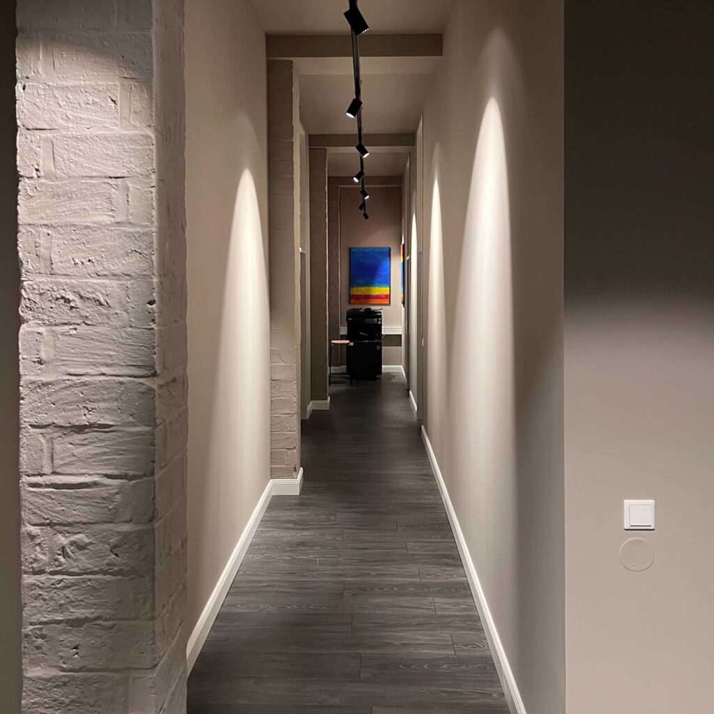 Langer Gang sanft beleuchtet