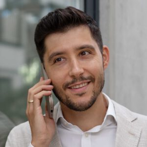 Christopher Blume telefoniert mit Smartphone, Porträt
